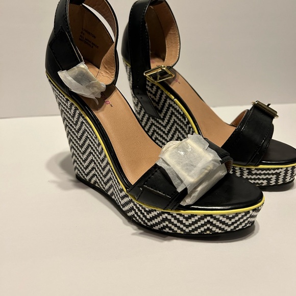 “Kingston” Black and white platform wedge - Picture 2 of 5
